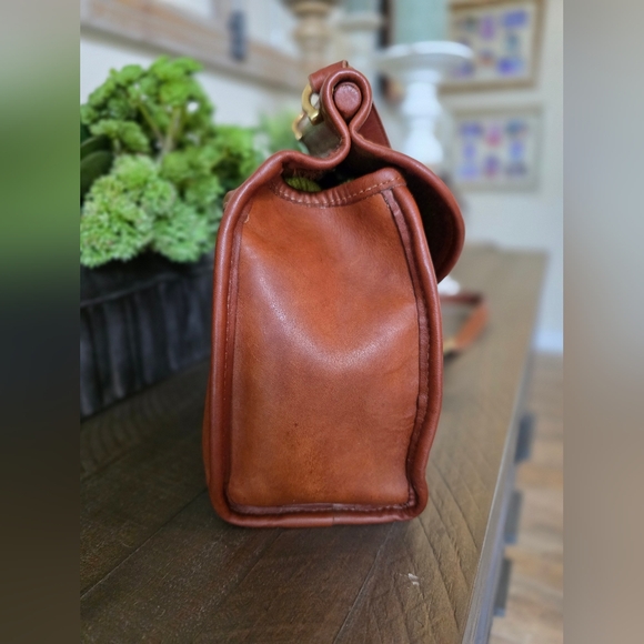 Vintage Coach Logan Crossbody/Shoulder Bag In Glovetanned British Tan Leather - Picture 6 of 14